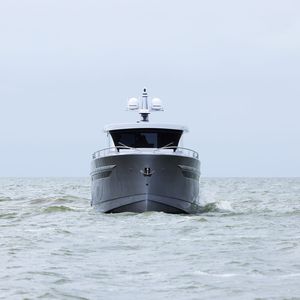 yate a motor de crucero 1