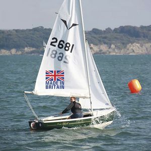 barco de vela ligera solitario