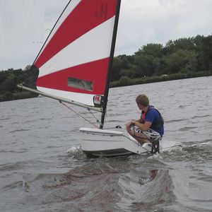 barco de vela ligera solitario