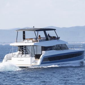 barco cabinado catamarán 1