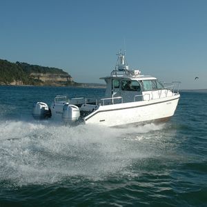 cabin-cruiser catamarán