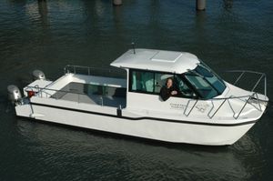 cabin-cruiser catamarán
