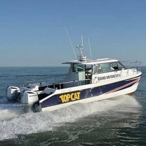 cabin-cruiser catamarán