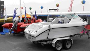 barco de motor de pesca-paseo fueraborda 1