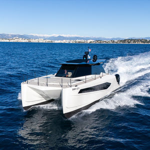 barco cabinado catamarán