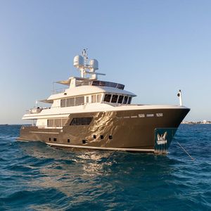 superyate de crucero / raised pilothouse / con 5 camarotes