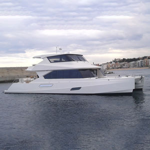 yate a motor catamarán