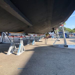 pie de puesta en dique para barco de motor 1