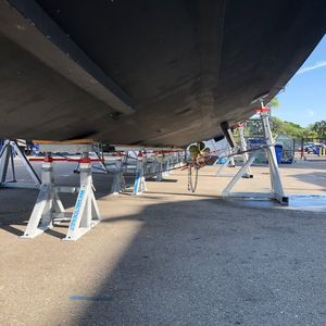 pie de puesta en dique para barco de motor