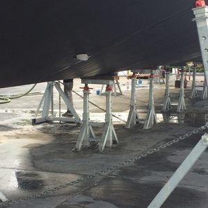 pie de puesta en dique para barco de motor 1