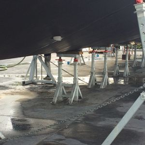 pie de puesta en dique para barco de motor 1