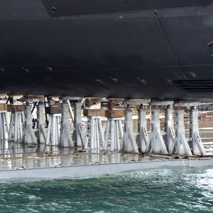 pie de puesta en dique para barco de motor 1