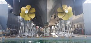 pie de puesta en dique para barco de motor