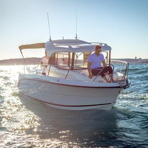 barco de motor de pesca-paseo fueraborda