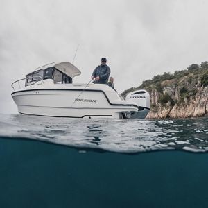 barco de motor de pesca-paseo fueraborda
