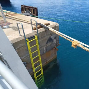 escalera para pantalán