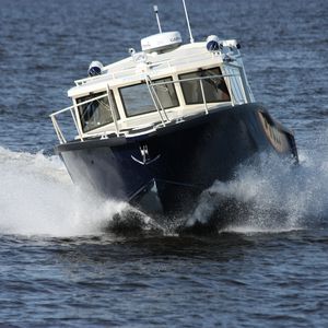 barco cabinado fueraborda / bimotor / con fly cerrado / de buceo