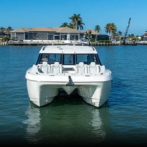barco cabinado catamarán
