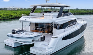 yate a motor catamarán a motor 1