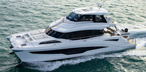 yate a motor catamarán a motor