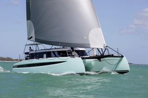 yate de vela de carbono