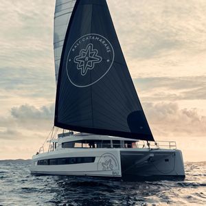 yate de vela catamarán 1