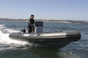 barco profesional embarcación de apoyo al buceo
