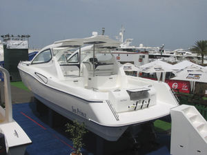 barco cabinado intraborda / bimotor / con hard-top / de pesca deportiva