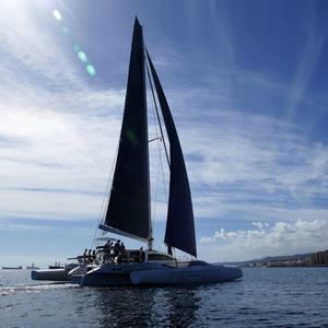 yate de vela trimarán