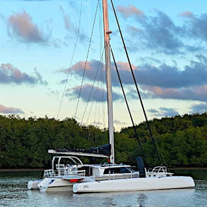 yate de vela trimarán