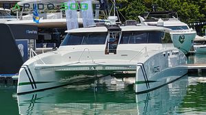 barco cabinado catamarán