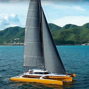 yate de vela trimarán