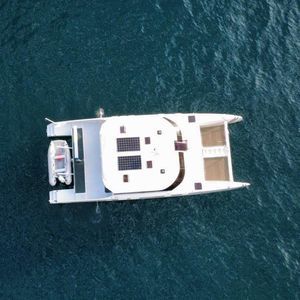 barco cabinado catamarán