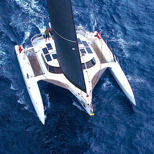 yate de vela trimarán