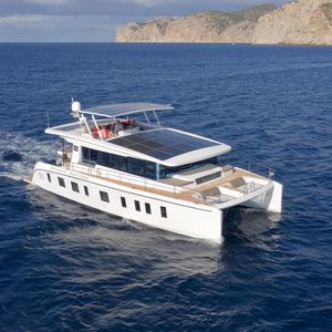 yate a motor catamarán