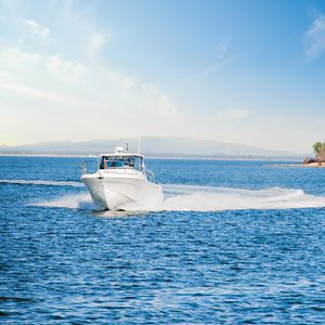 barco de motor de pesca-paseo fueraborda