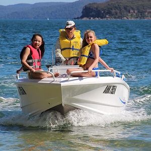bay boat fueraborda / con consola central / de pesca deportiva / 5 personas máx.