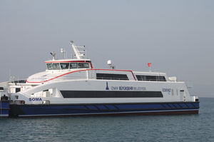 ferri de pasajeros catamarán