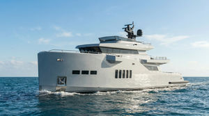 yate a motor de crucero 1