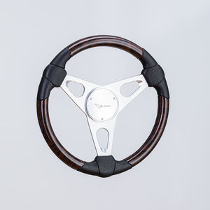 volante para barco de motor barnizado con poliuretano