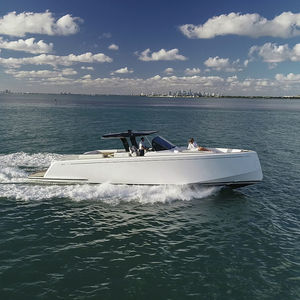 barco cabinado intraborda / open / con solárium / con T-top
