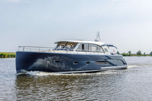 yate a motor de crucero 1