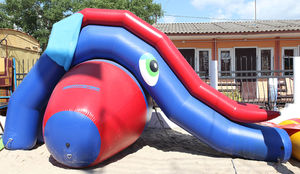 juego acuático tobogán
