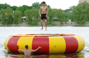 juego acuático trampolín