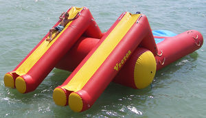 juego acuático catapulta