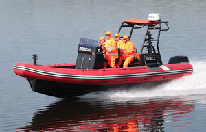 embarcación neumática fueraborda / bimotor / RIB / con consola central