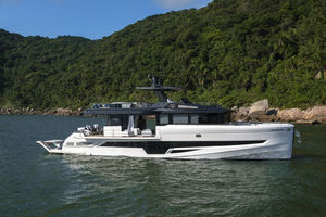 yate a motor de crucero / con fly / open / con 4 camarotes