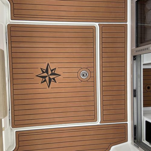 Revestimiento de cubierta antideslizante - Deckfab - revestimiento de cockpit / de teca sintética / aspecto teca