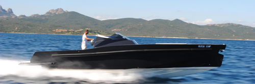 Barco cabinado stern-drive - Maori 37 - MAORI YACHT WORLD LTD - diésel / open / con consola central