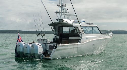 Barco cabinado fueraborda - 1050  - White Pointer Boats Ltd - trimotor / con hard-top / con fly cerrado